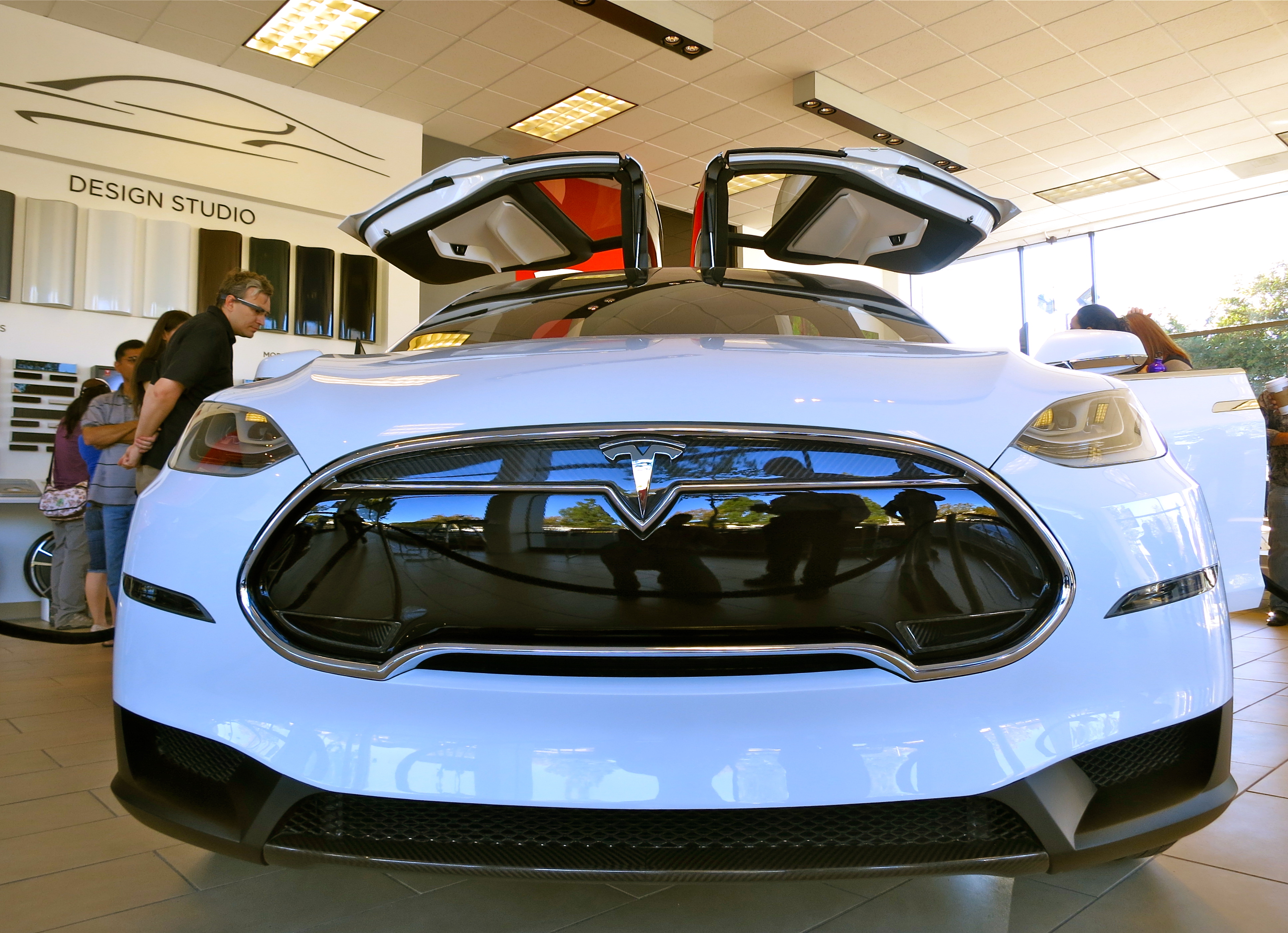 Tesla's Earnings Report and Stock Price Performance Analyzed